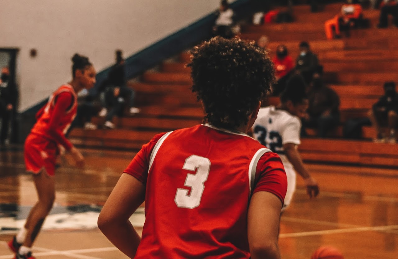 basketball player from behind with #3 on her back