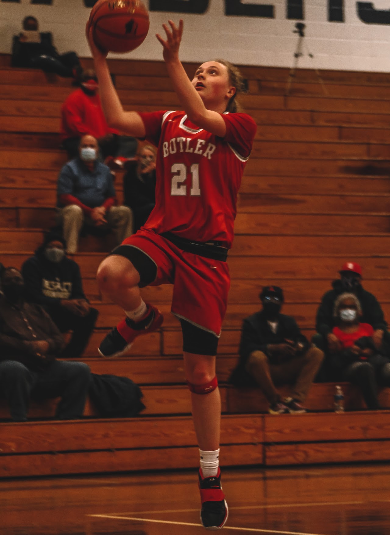 basketball player jumping to the basket