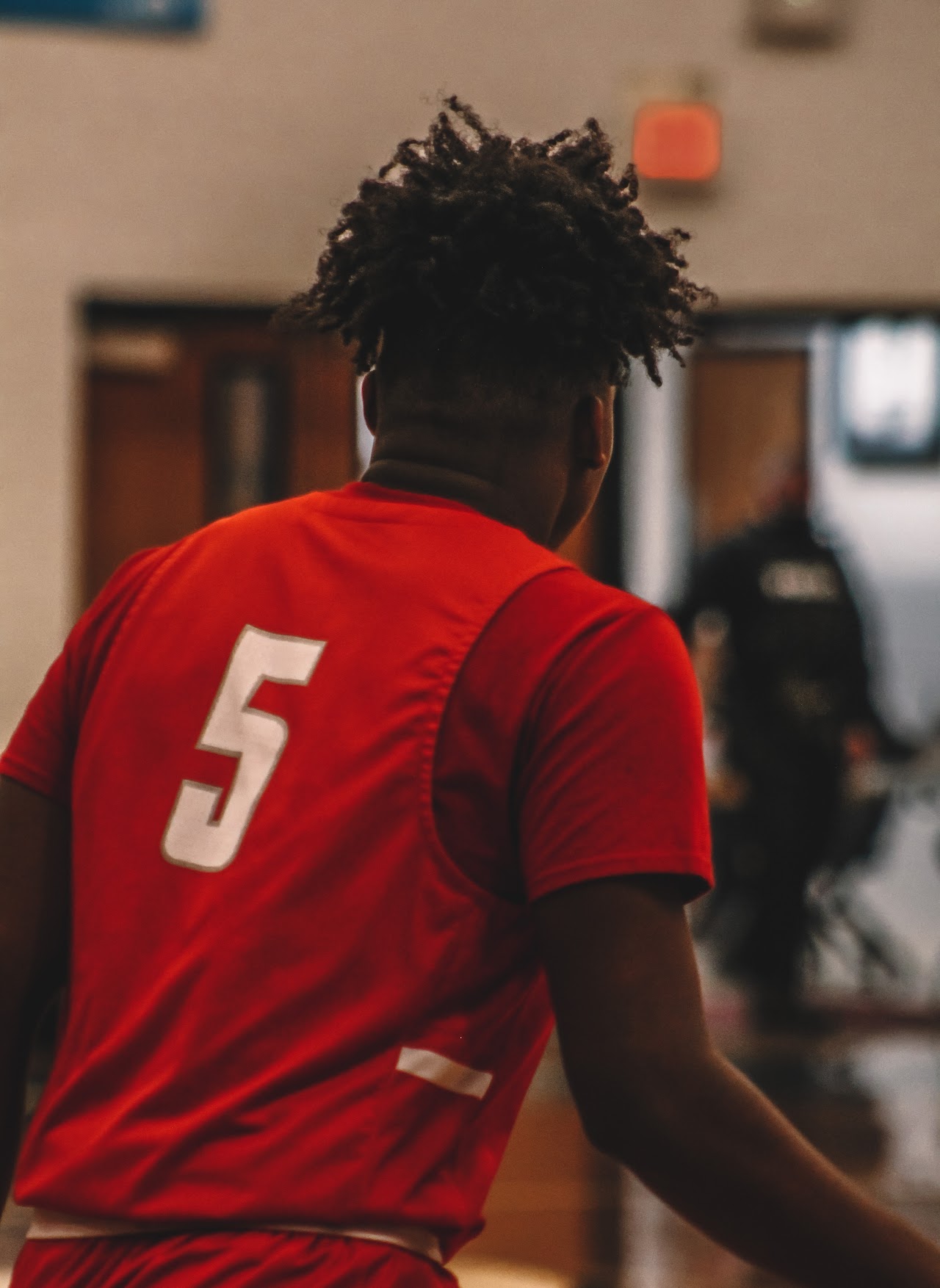 basketball player from behind with #5 on his back