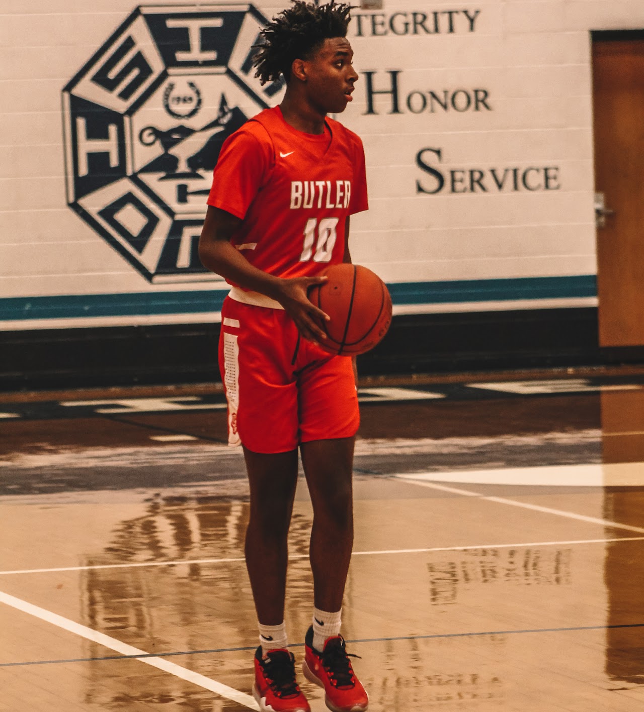 basketball player with ball 