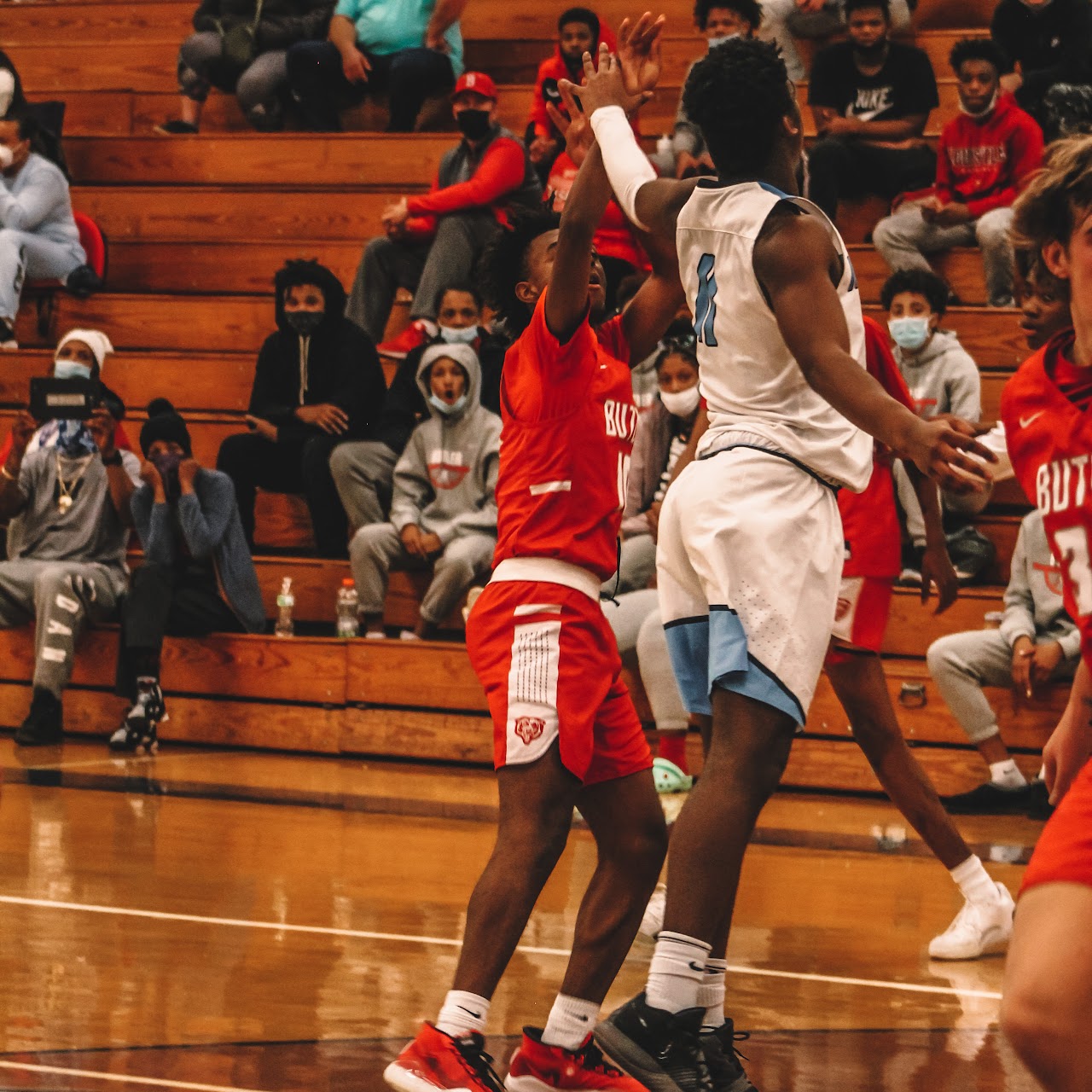 basketball player jumping to the basket