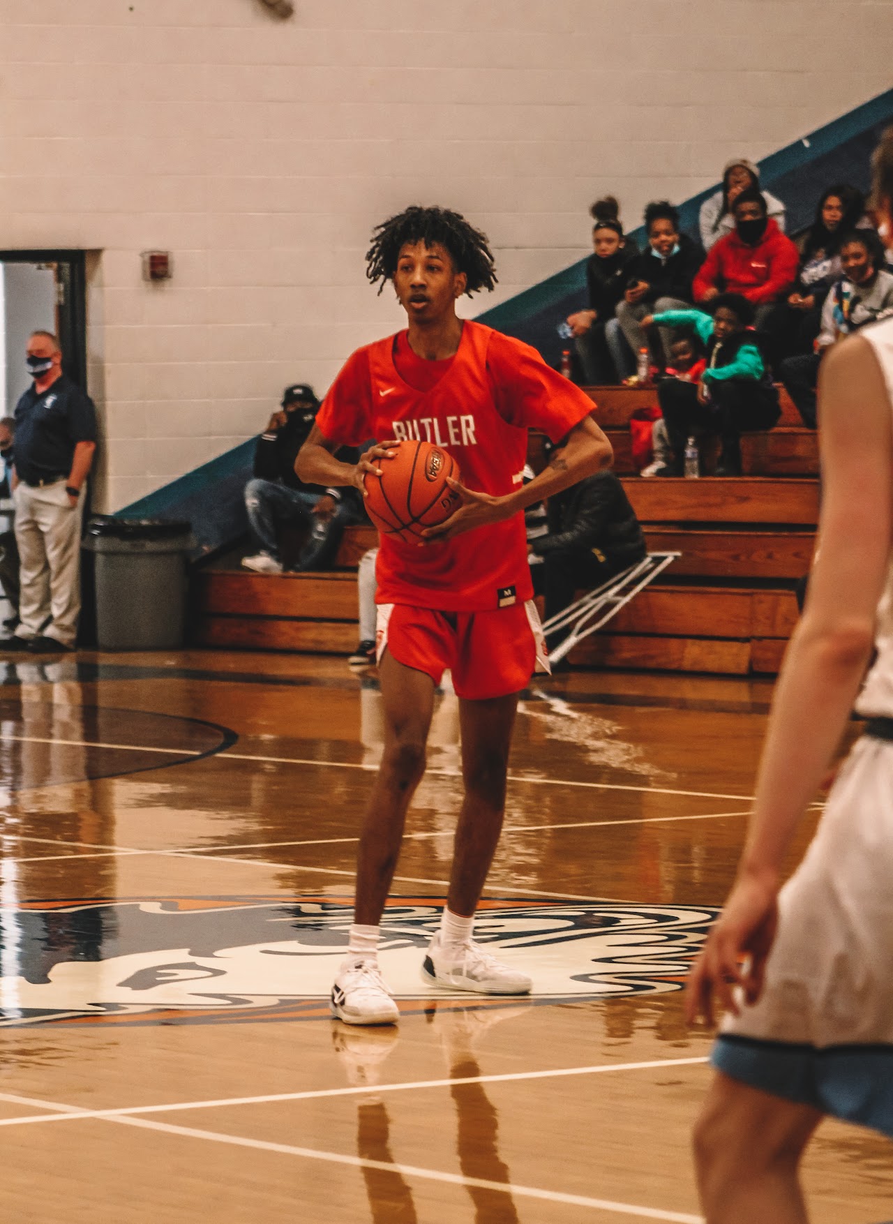 basketball player throwing the ball to the basket