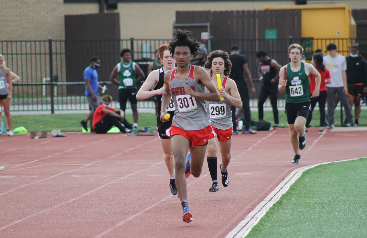 student running on competition 