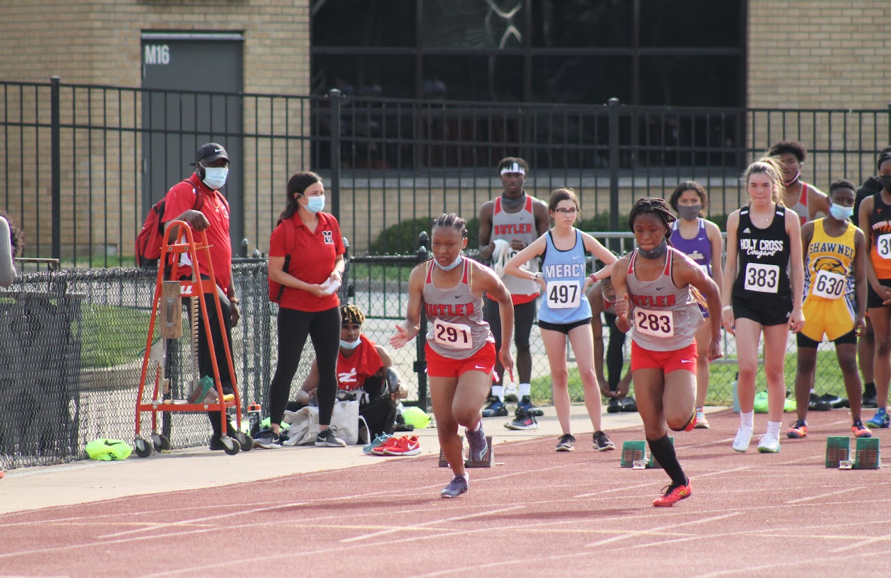 track competitors running