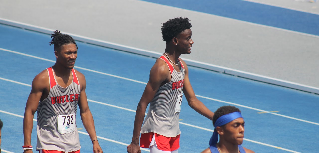 track athletes in the middle of a race