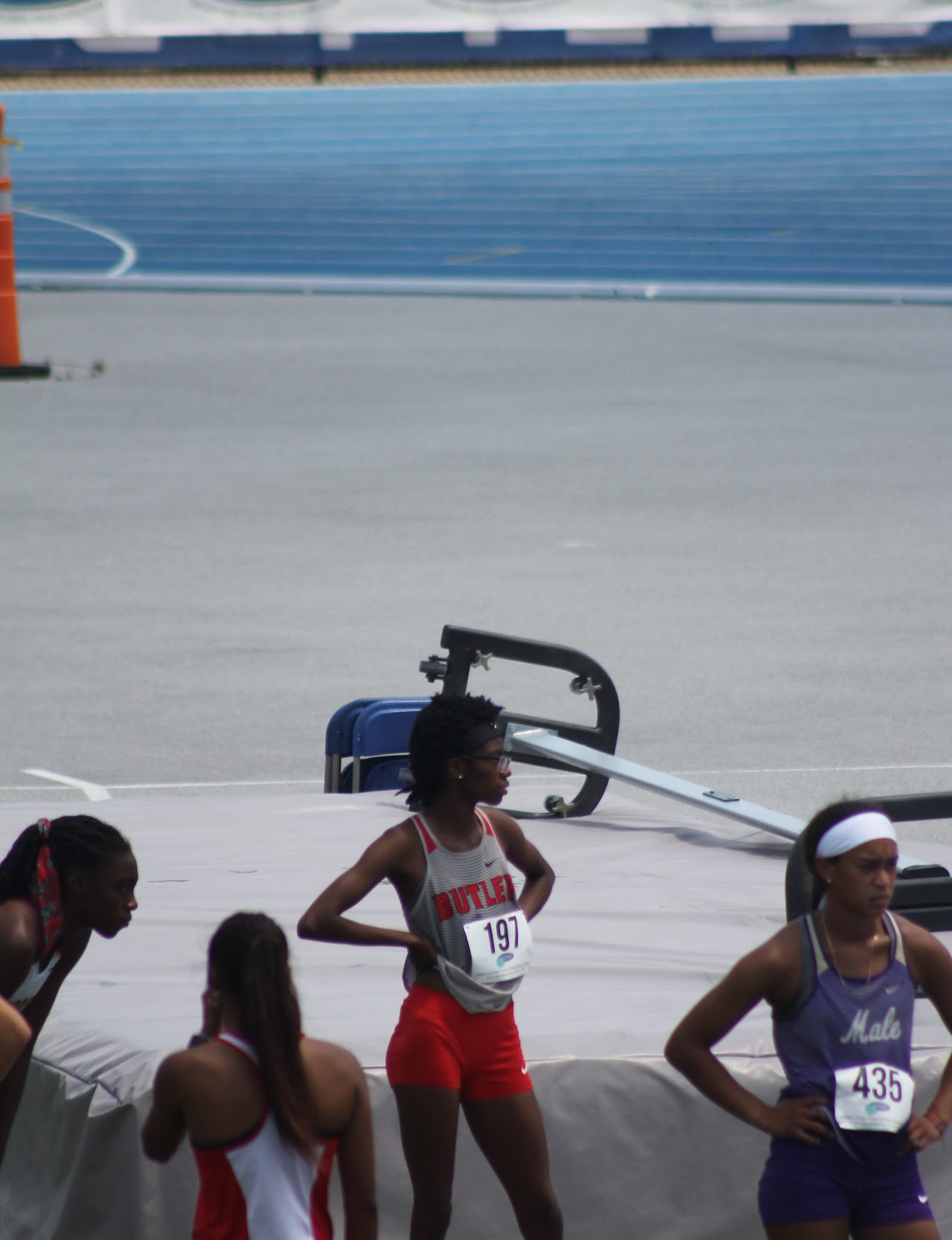 track athletes in the middle of a race