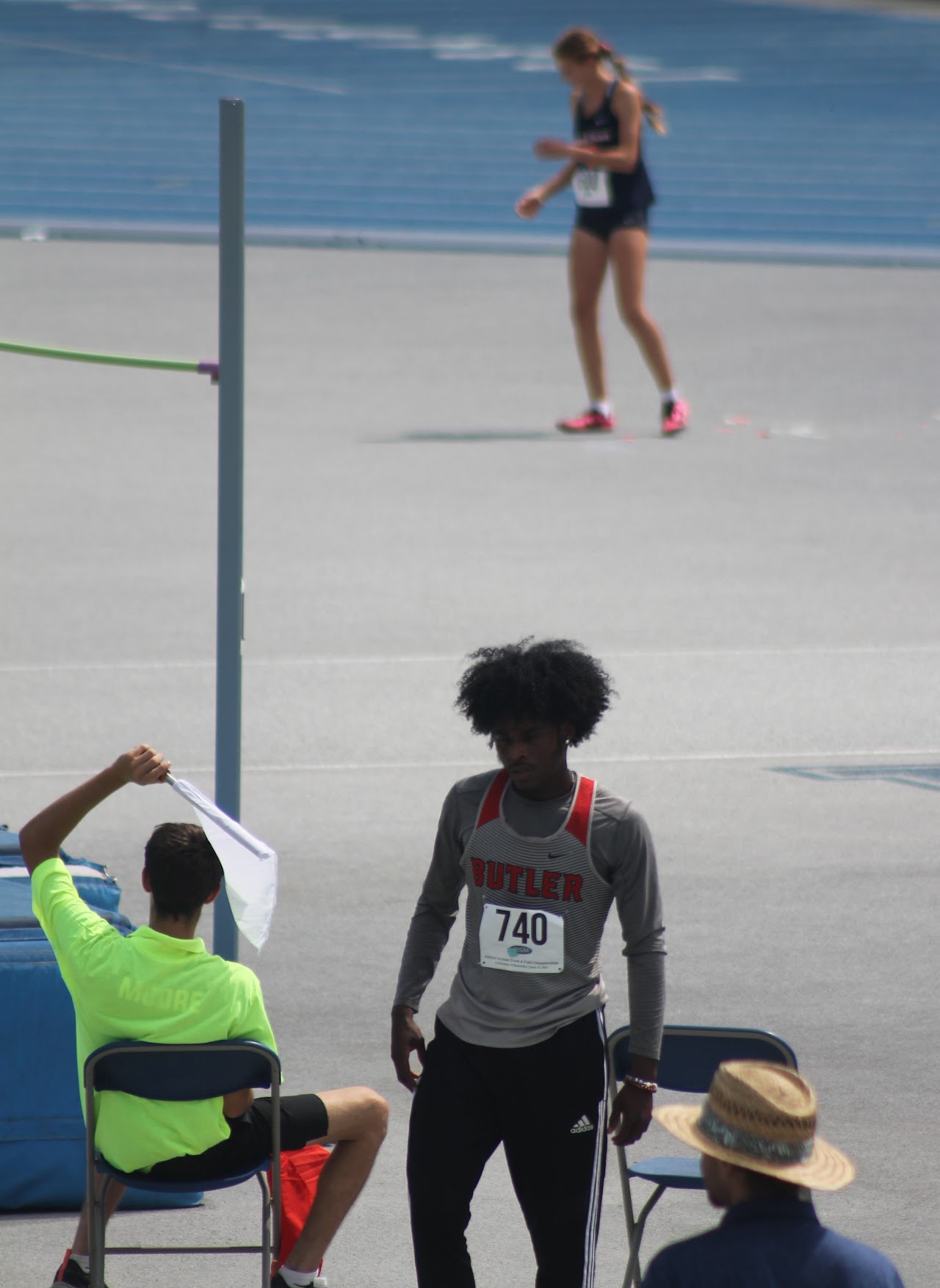 track athletes in the middle of a race