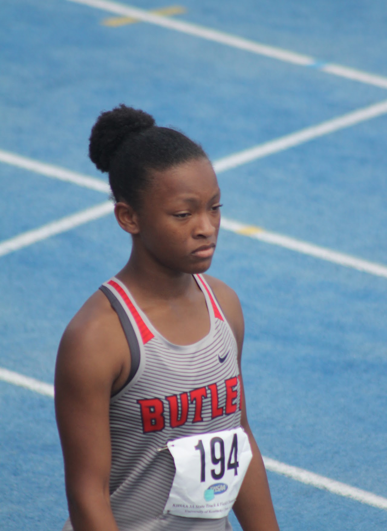 track athletes in the middle of a race