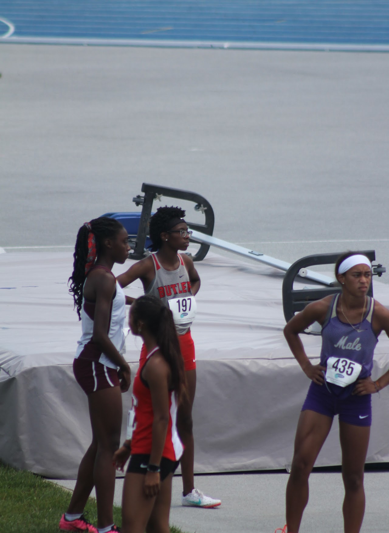 track athletes in the middle of a race