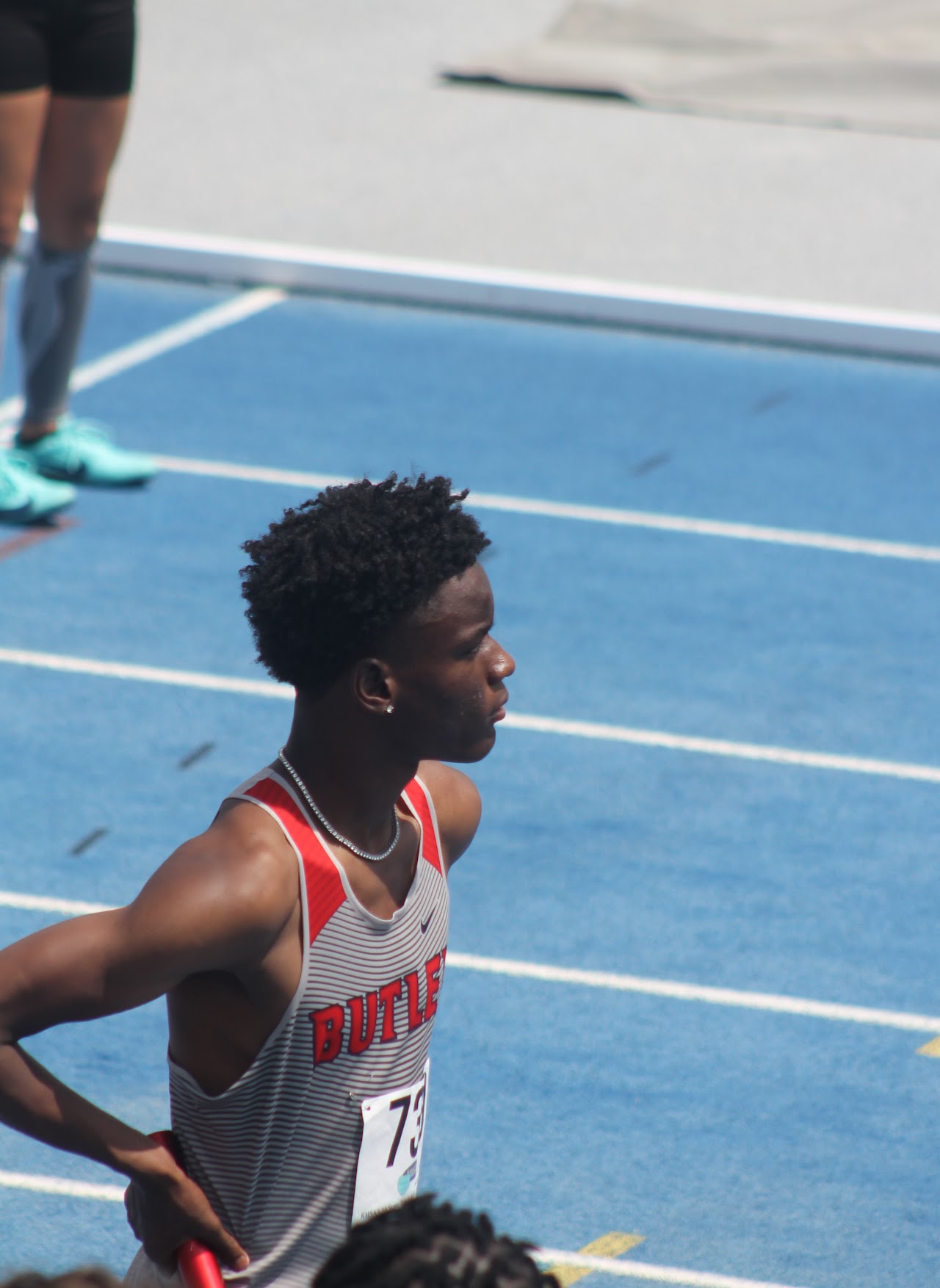 track athletes in the middle of a race