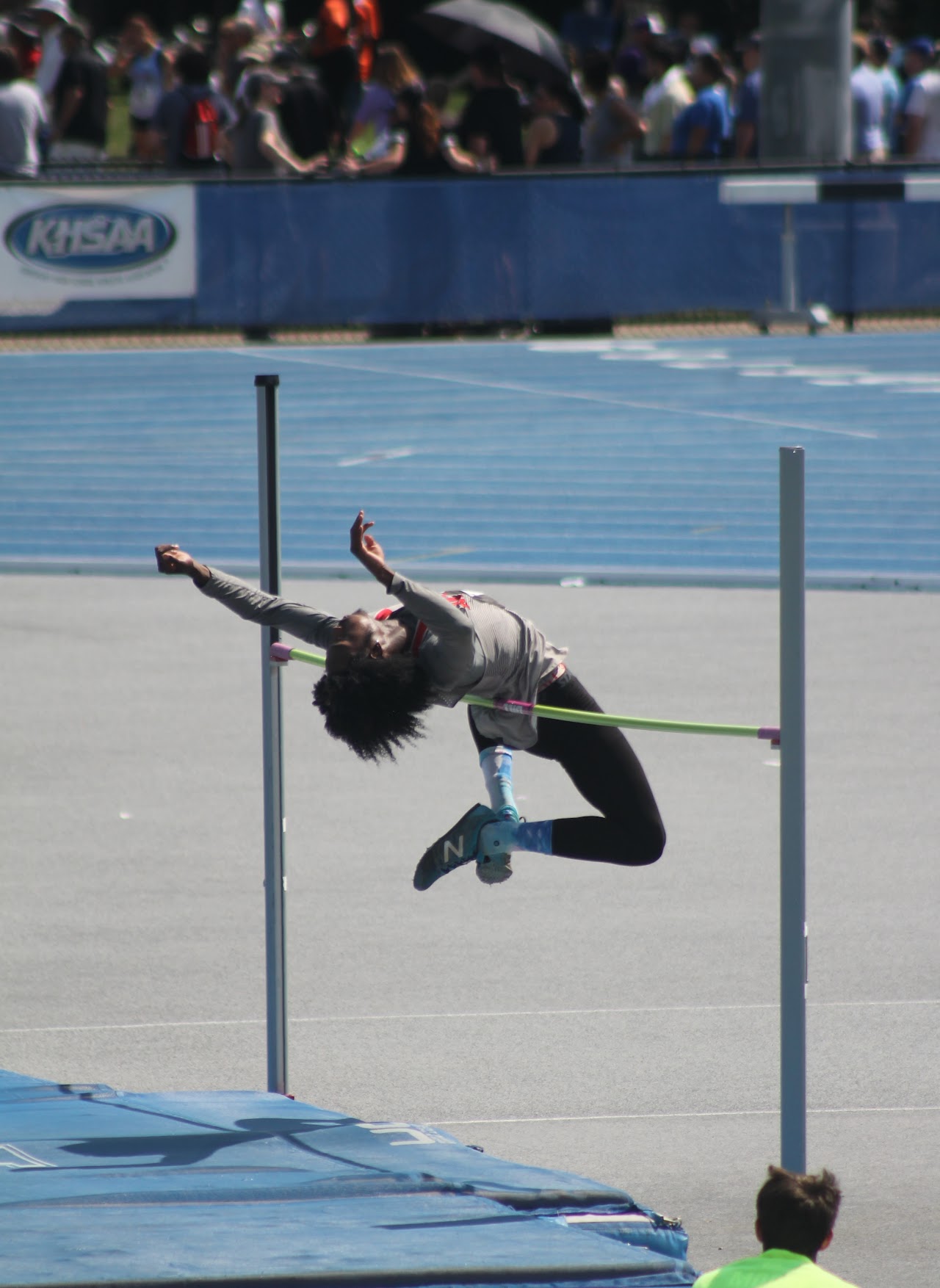 track athletes in the middle of a race