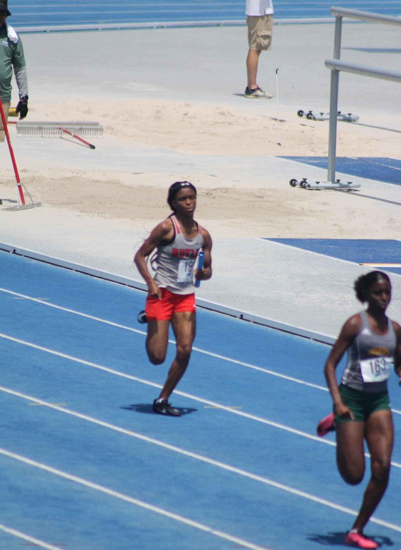 track athletes in the middle of a race