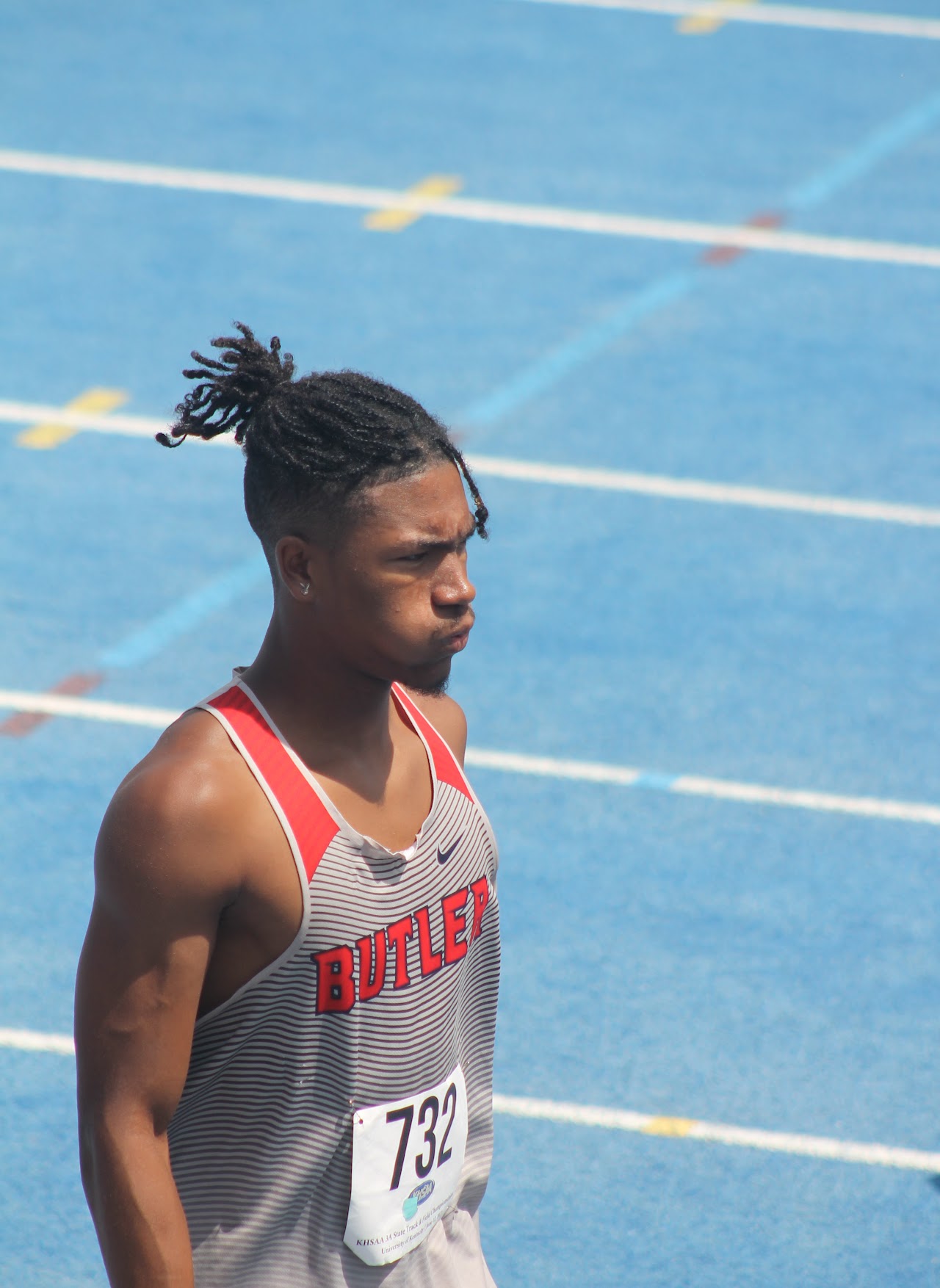 track athletes in the middle of a race