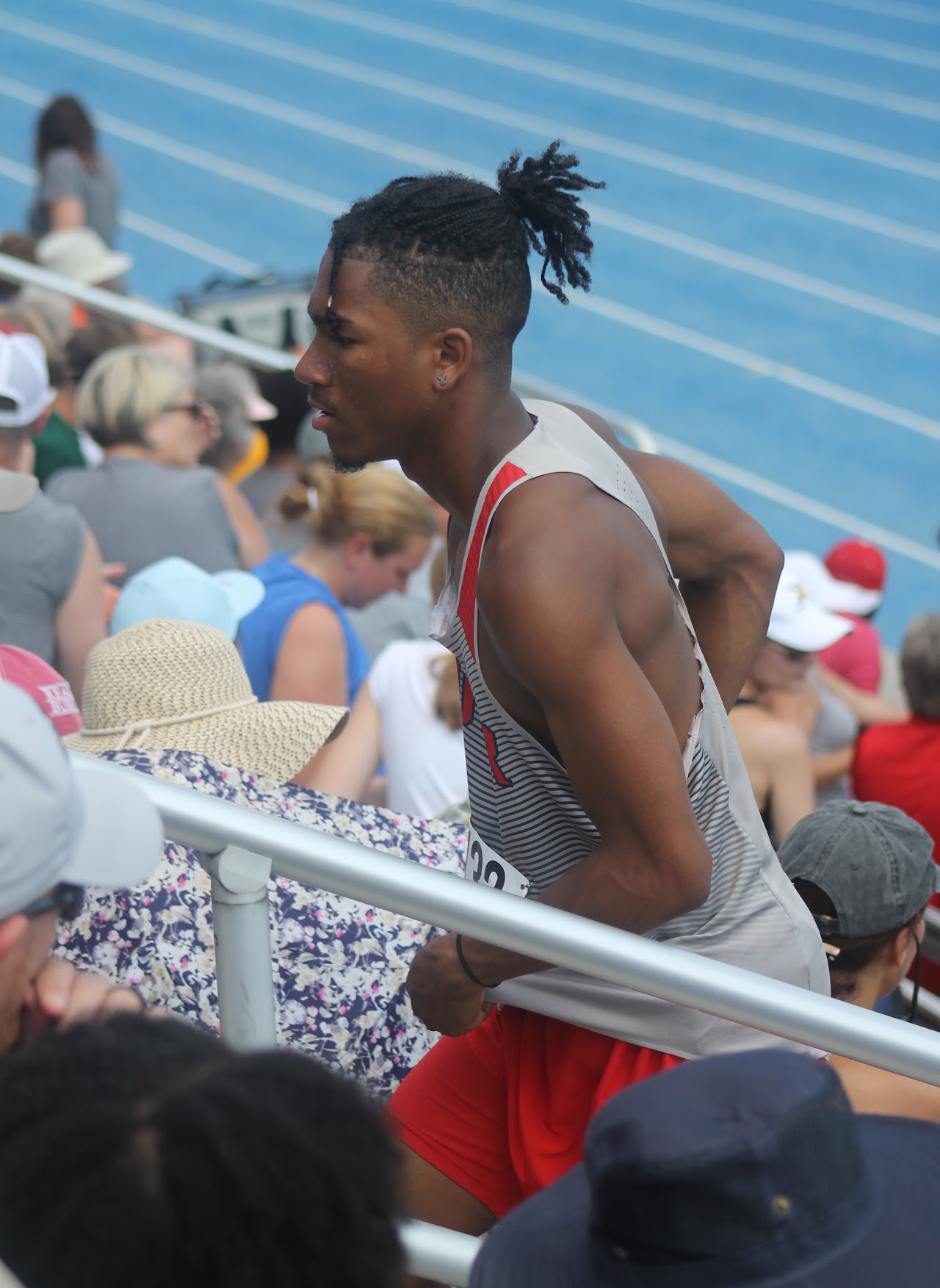 track athletes in the middle of a race