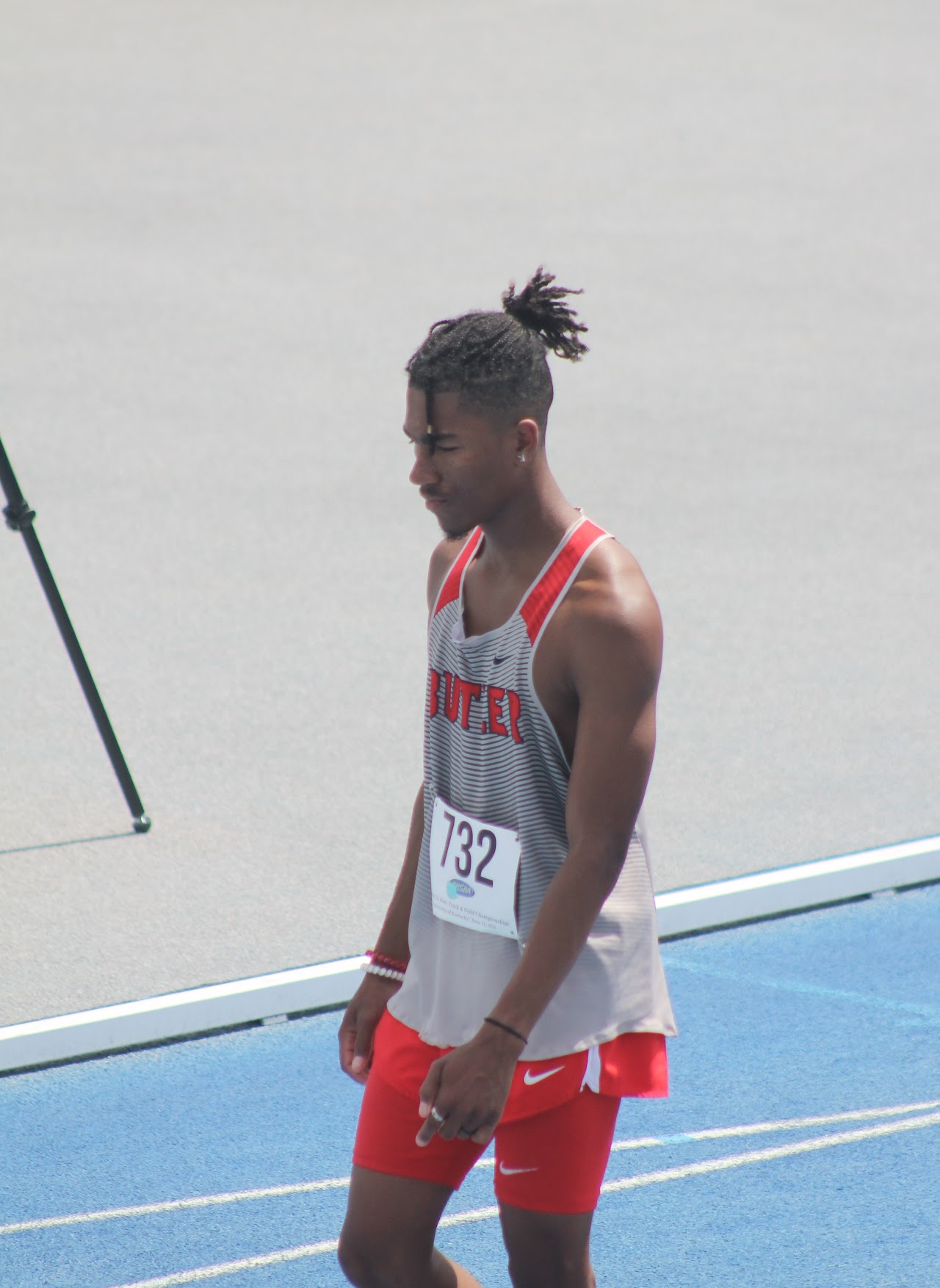 track athletes in the middle of a race