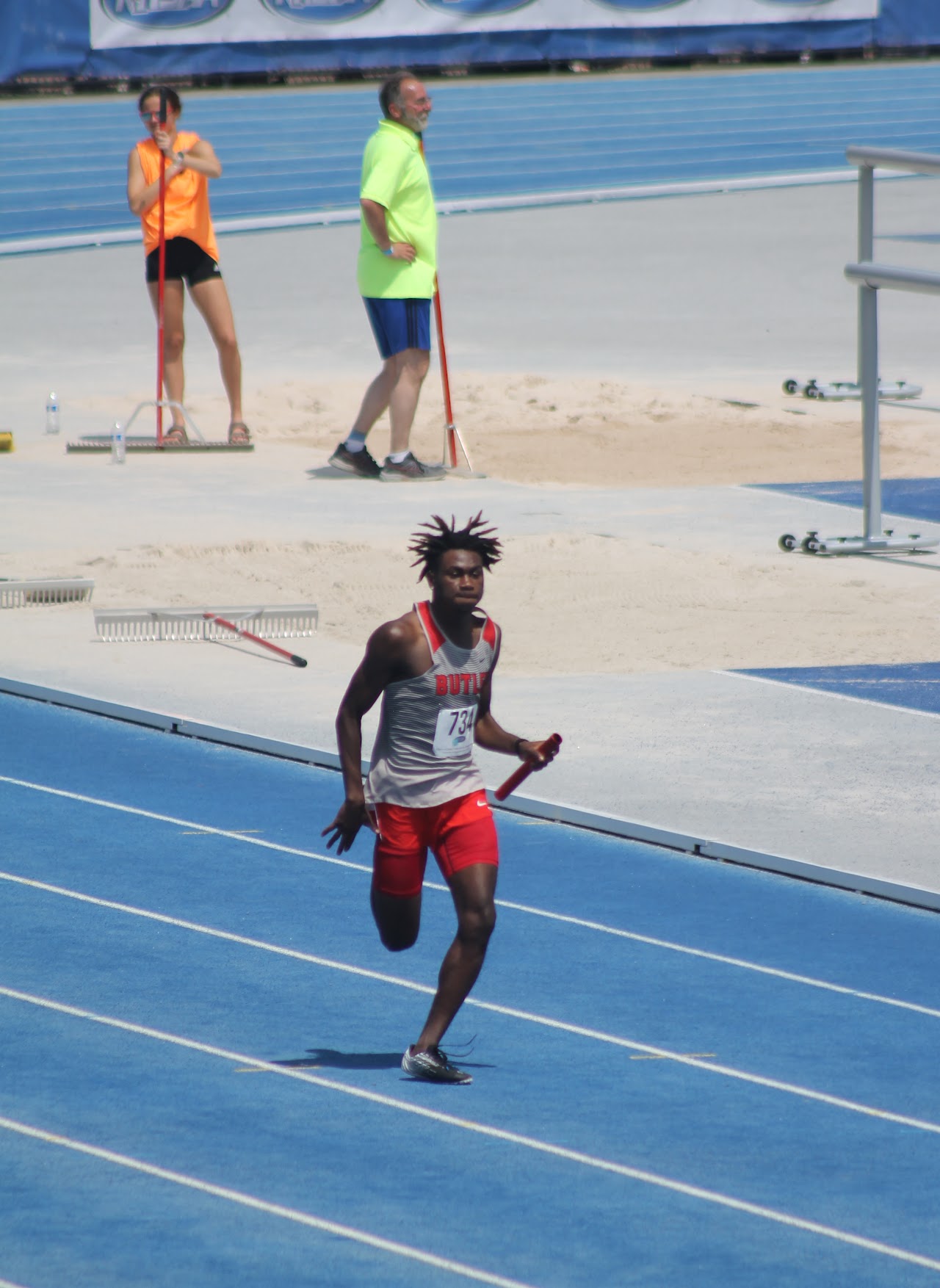 track athletes in the middle of a race