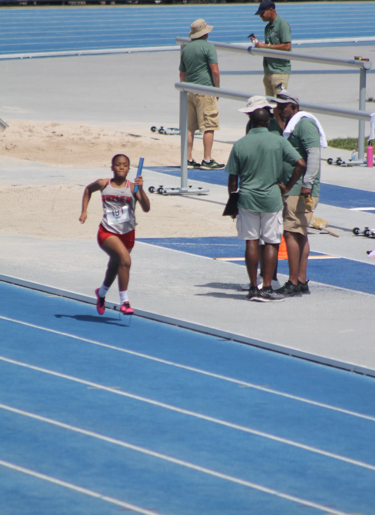 track athletes in the middle of a race