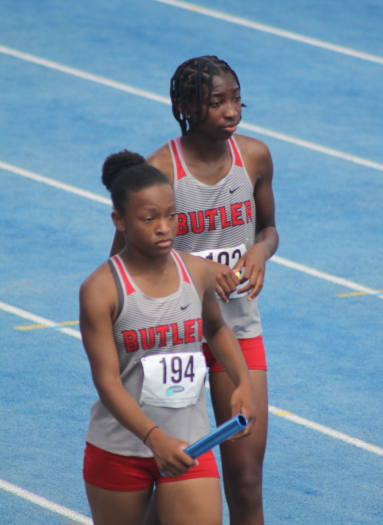 track athletes in the middle of a race