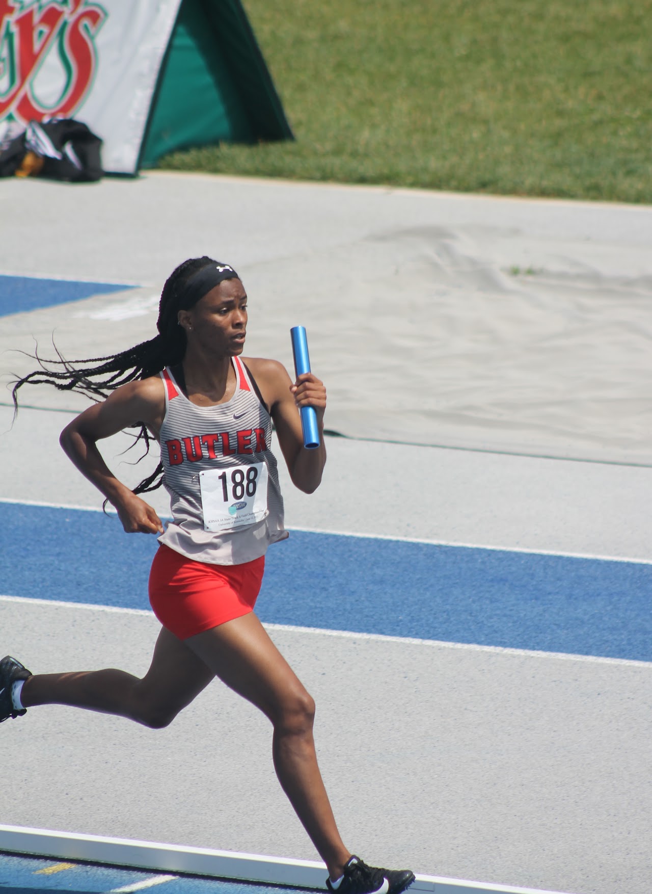 track athletes in the middle of a race