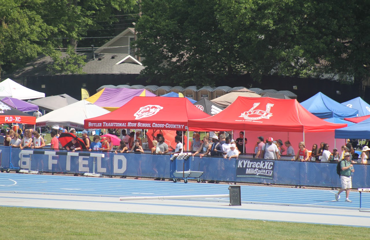 people gathered to watch the race