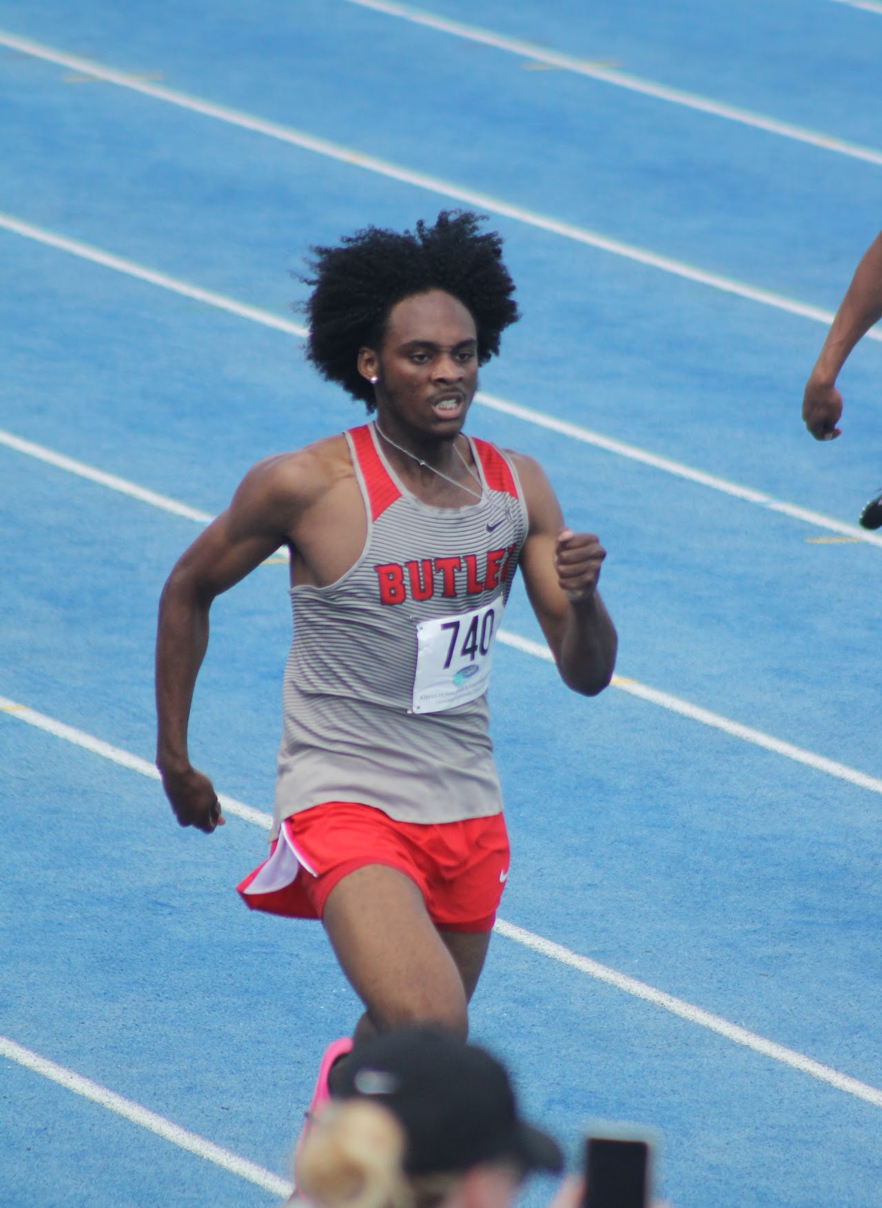 track athletes in the middle of a race