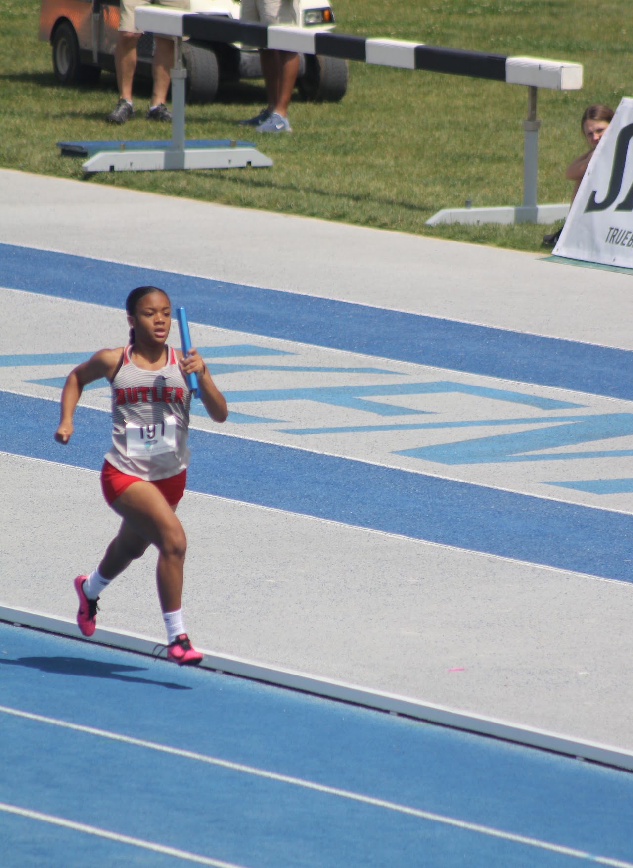 track athletes in the middle of a race