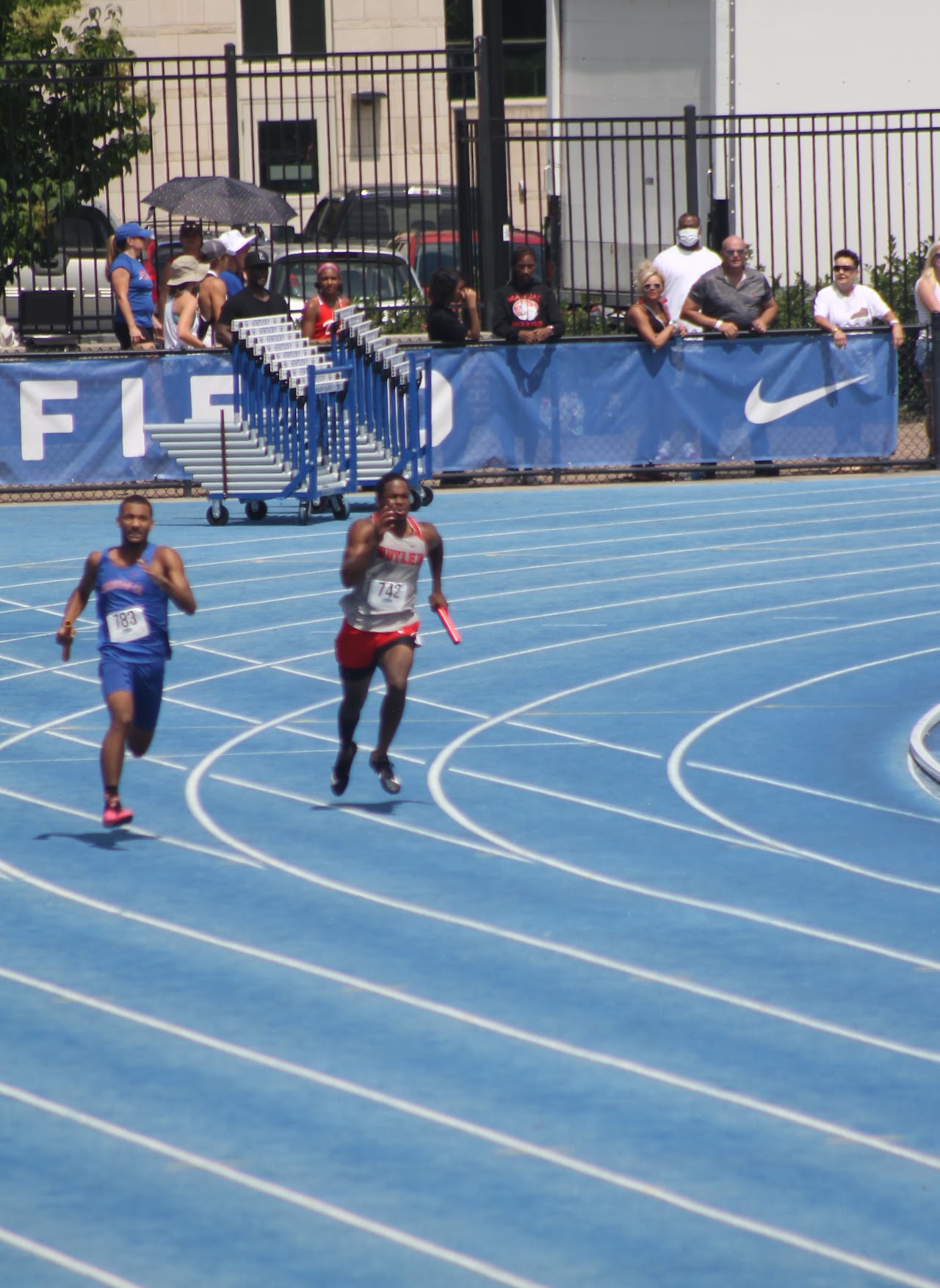 track athletes in the middle of a race