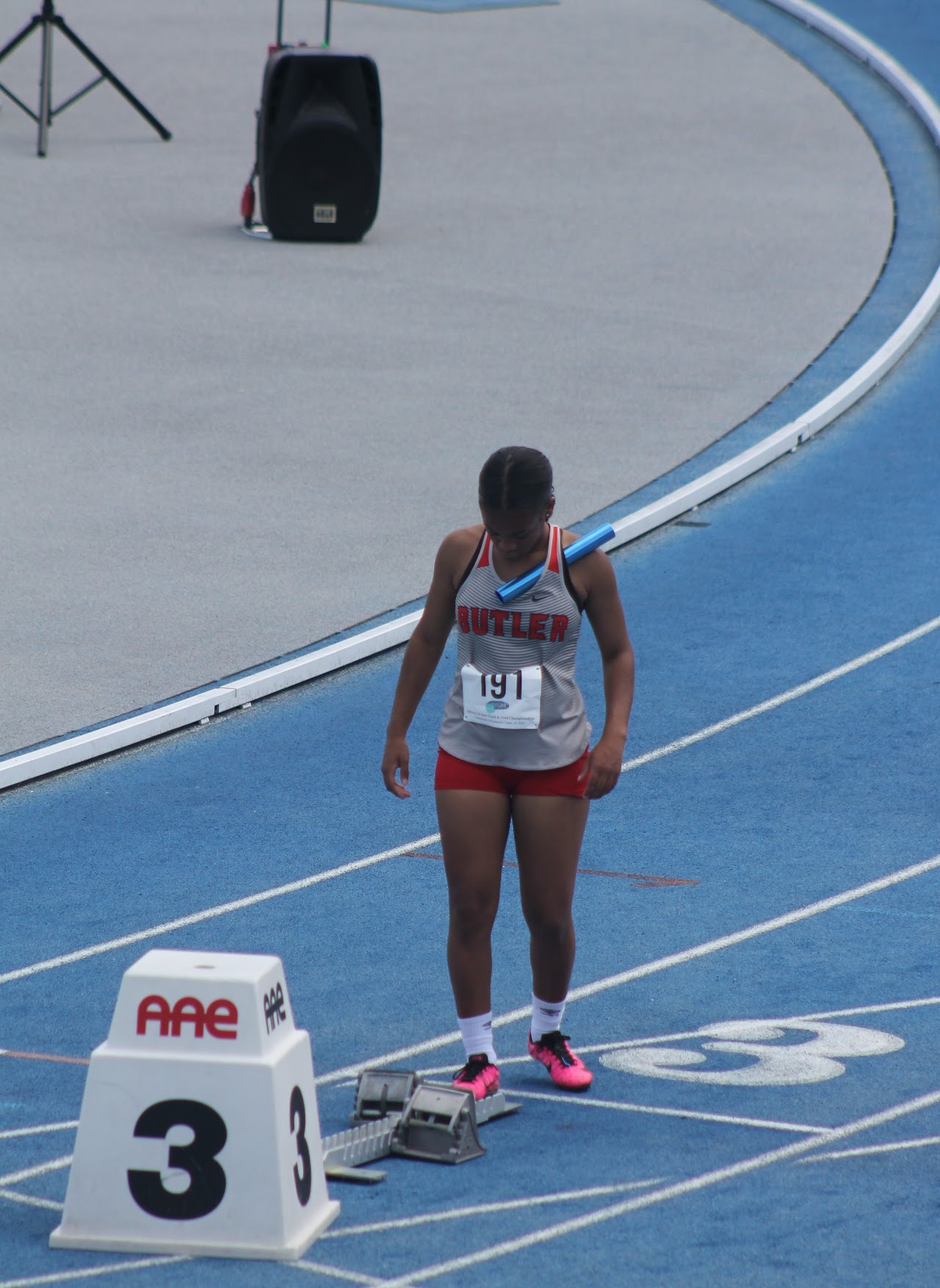 track athletes in the middle of a race