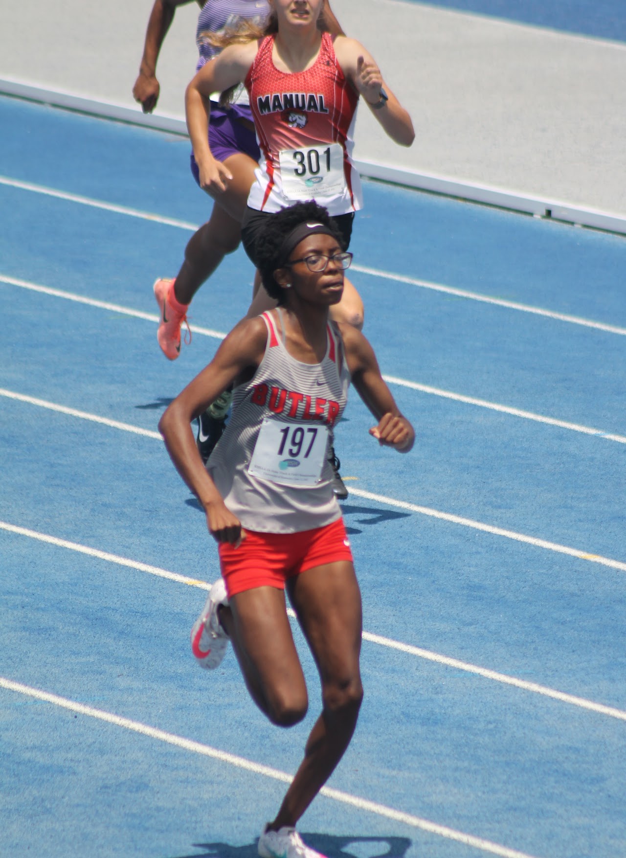 track athletes in the middle of a race