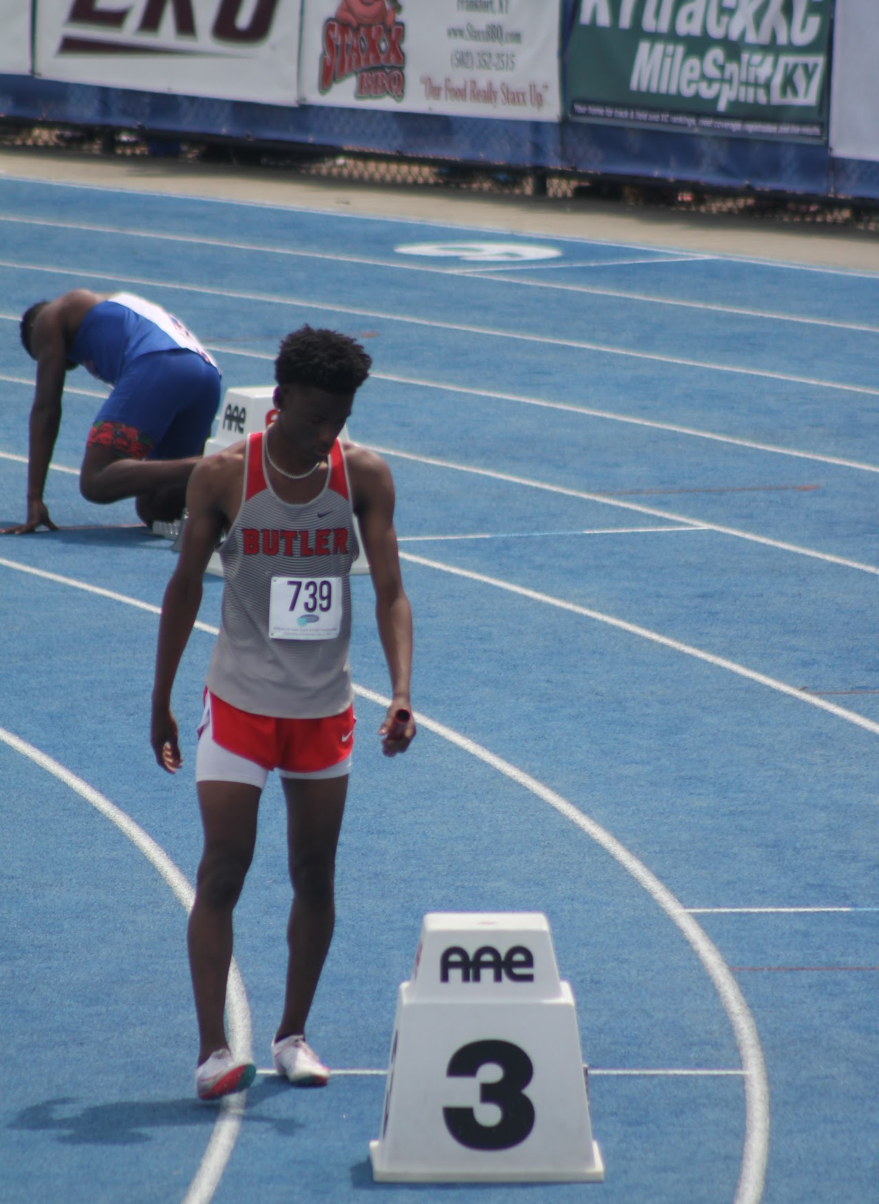 track athletes in the middle of a race