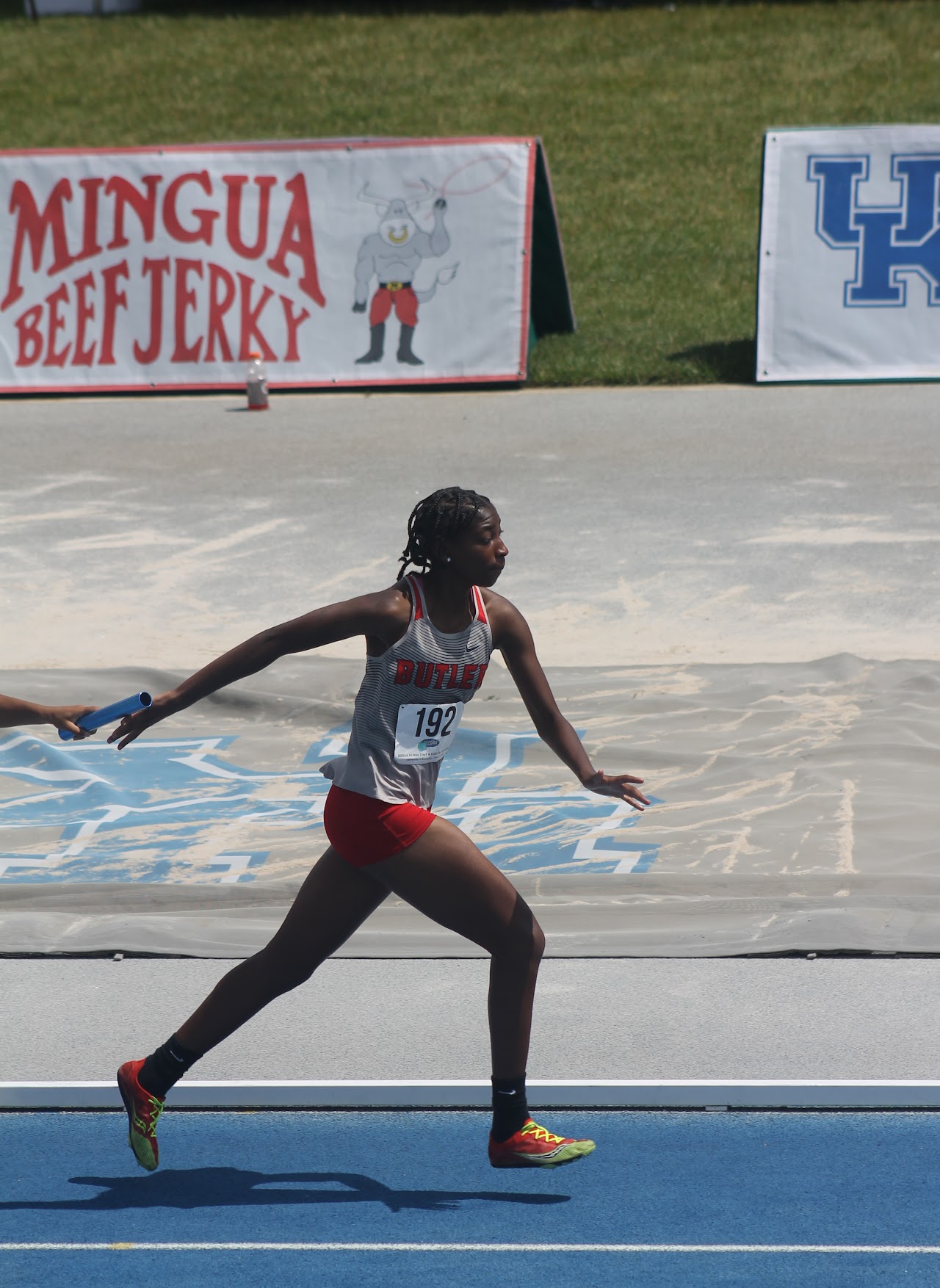 track athletes in the middle of a race