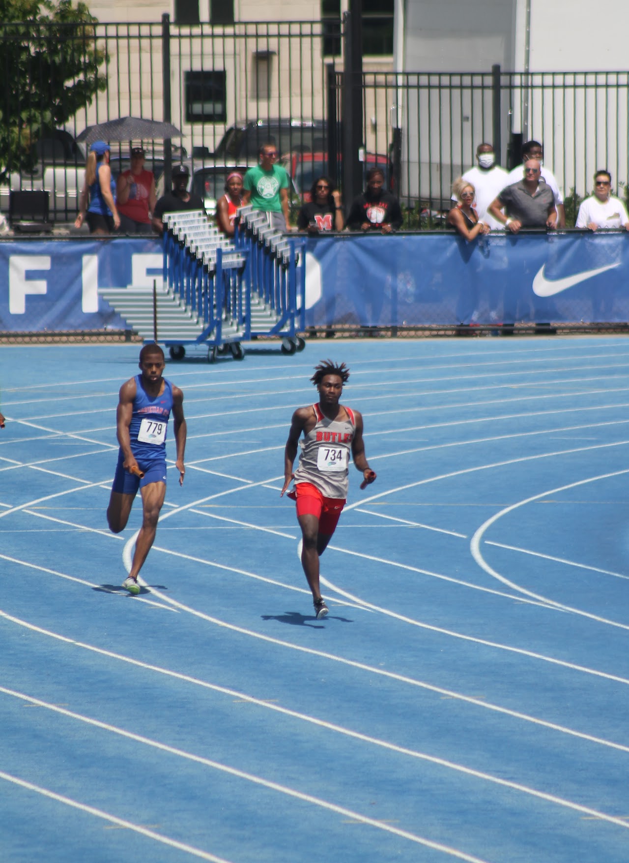 track athletes in the middle of a race