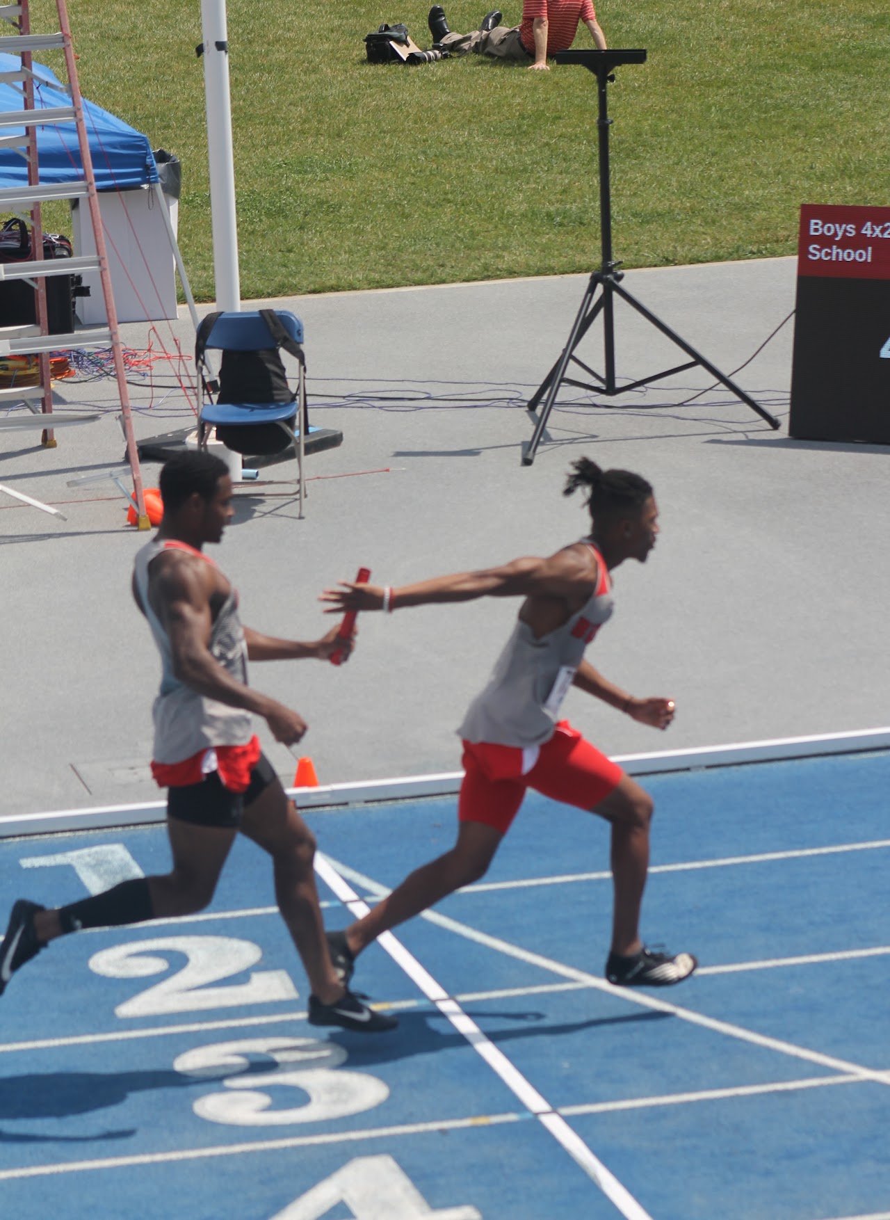 track athletes in the middle of a race