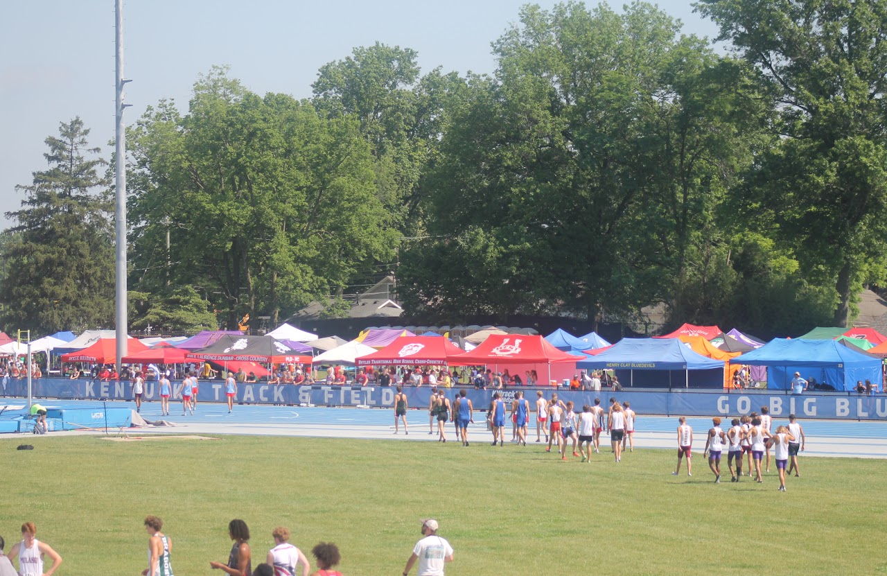 people gathered to watch the race