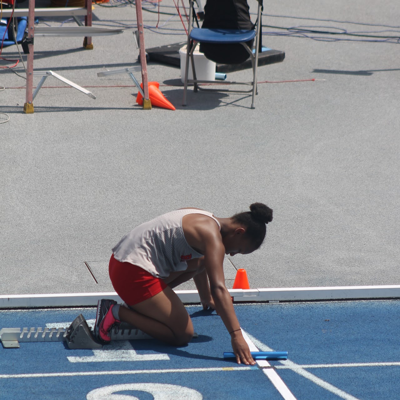 track athletes in the middle of a race