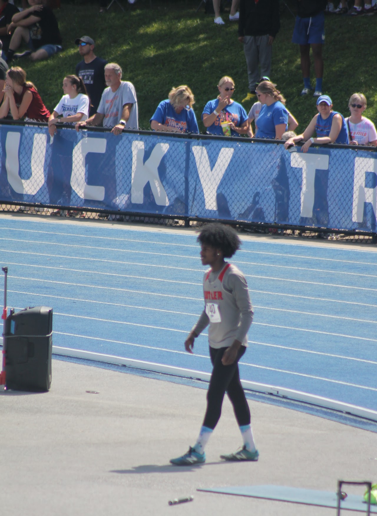 track athletes in the middle of a race