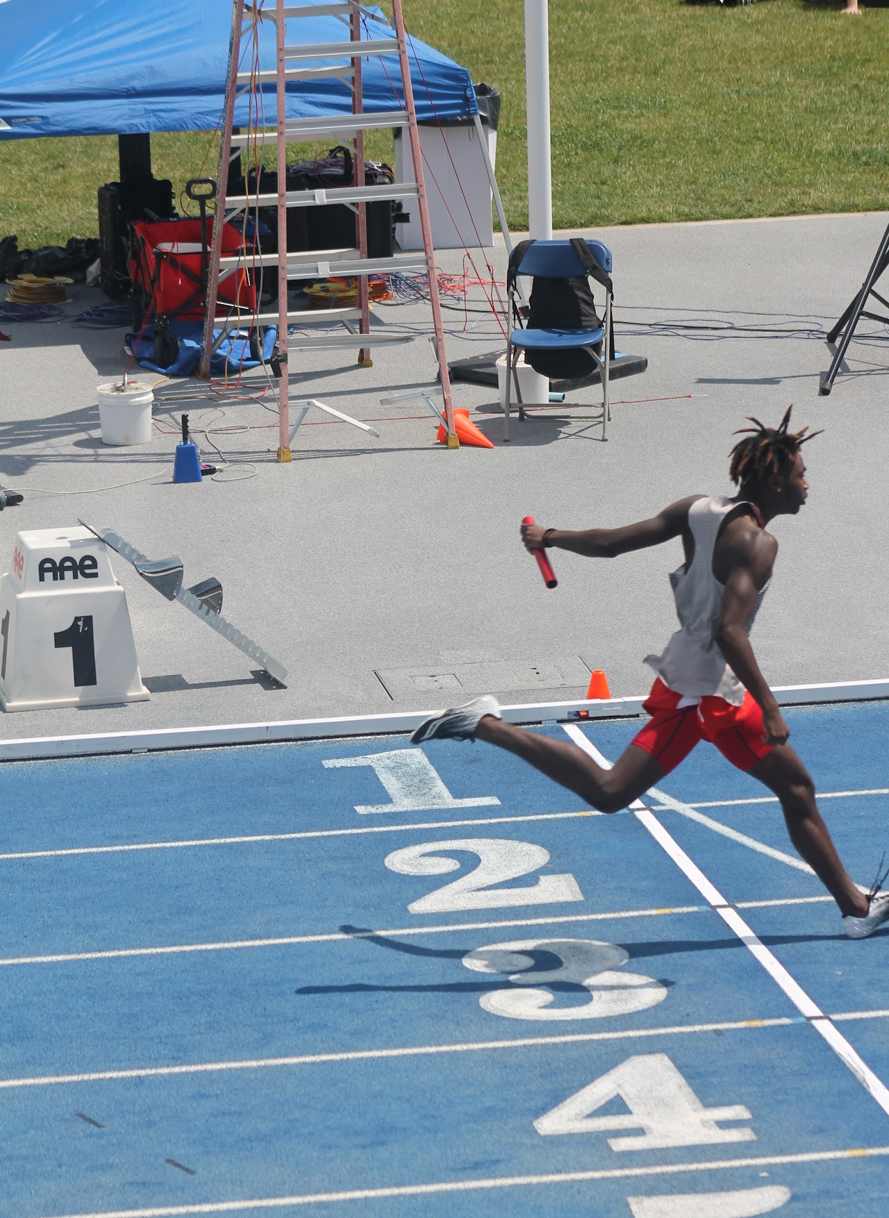 track athletes in the middle of a race