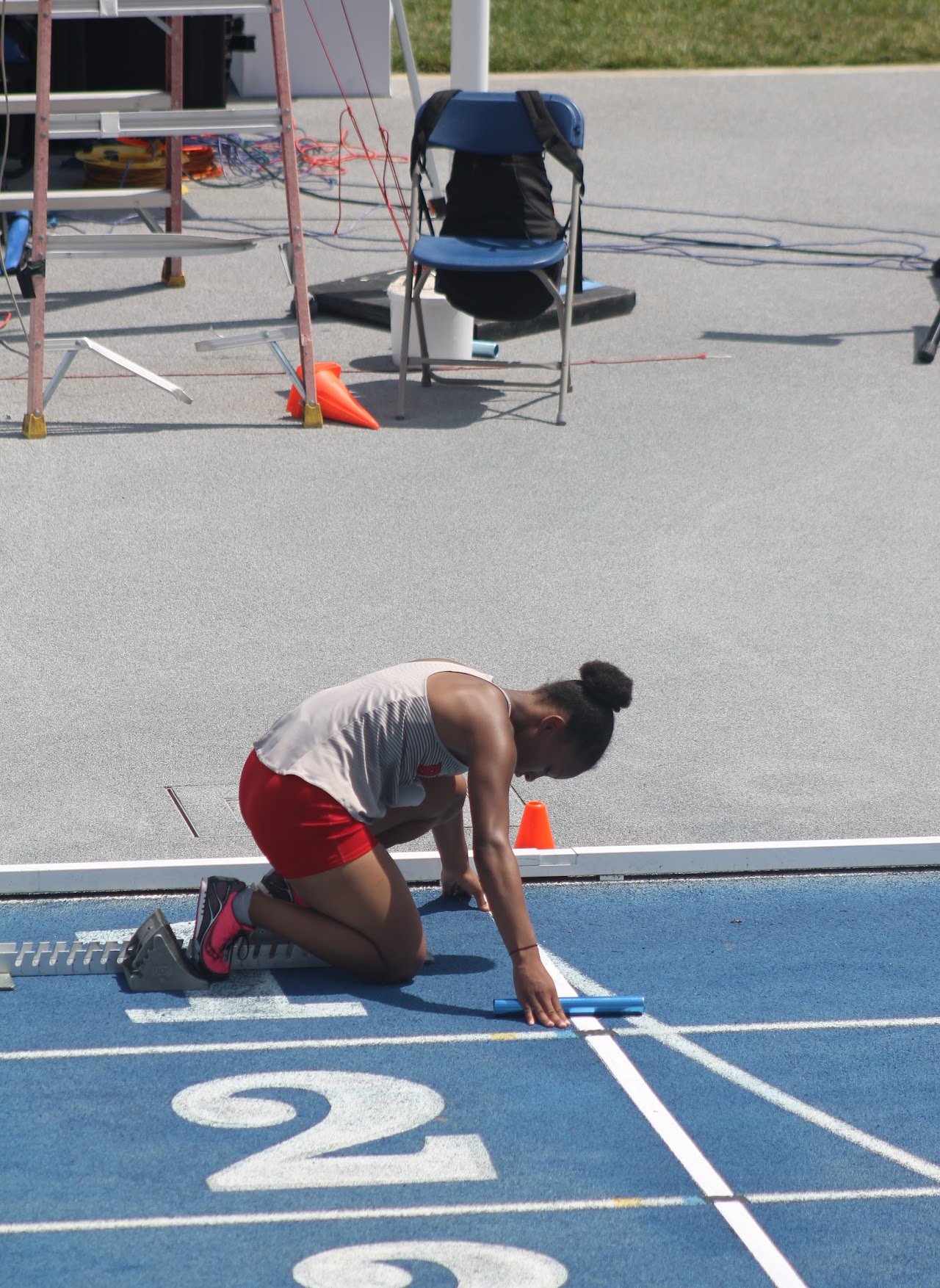 track athletes in the middle of a race