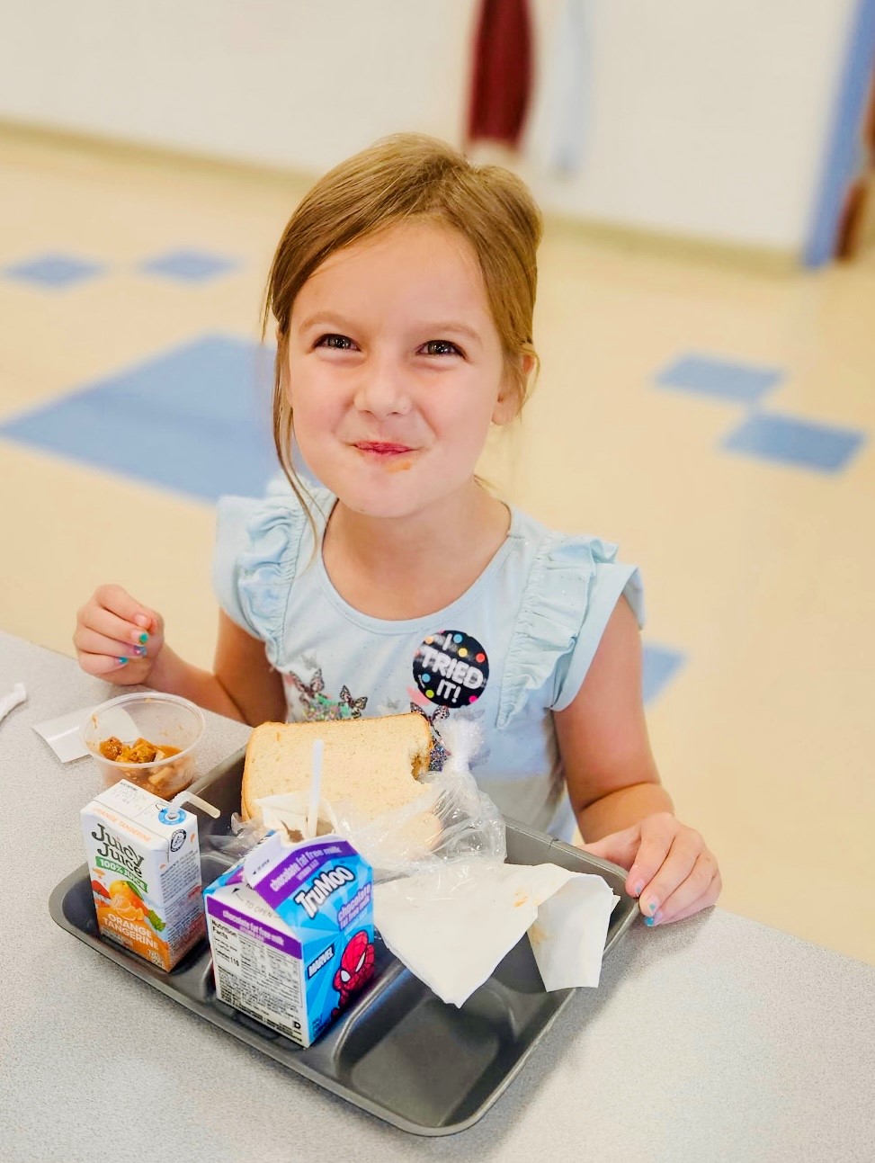 girls with lunch tray