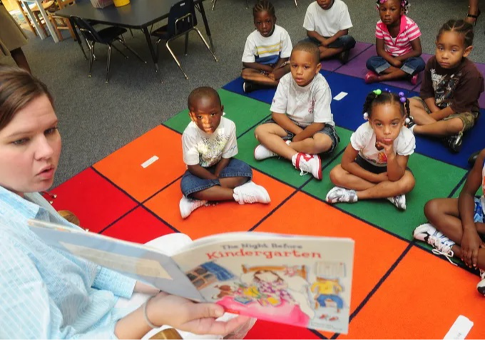 kids listening to teacher read