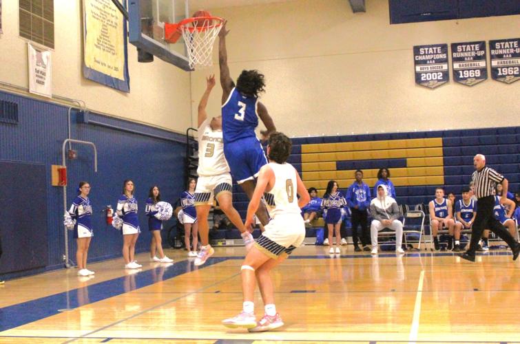 Xavier Russel dunking.