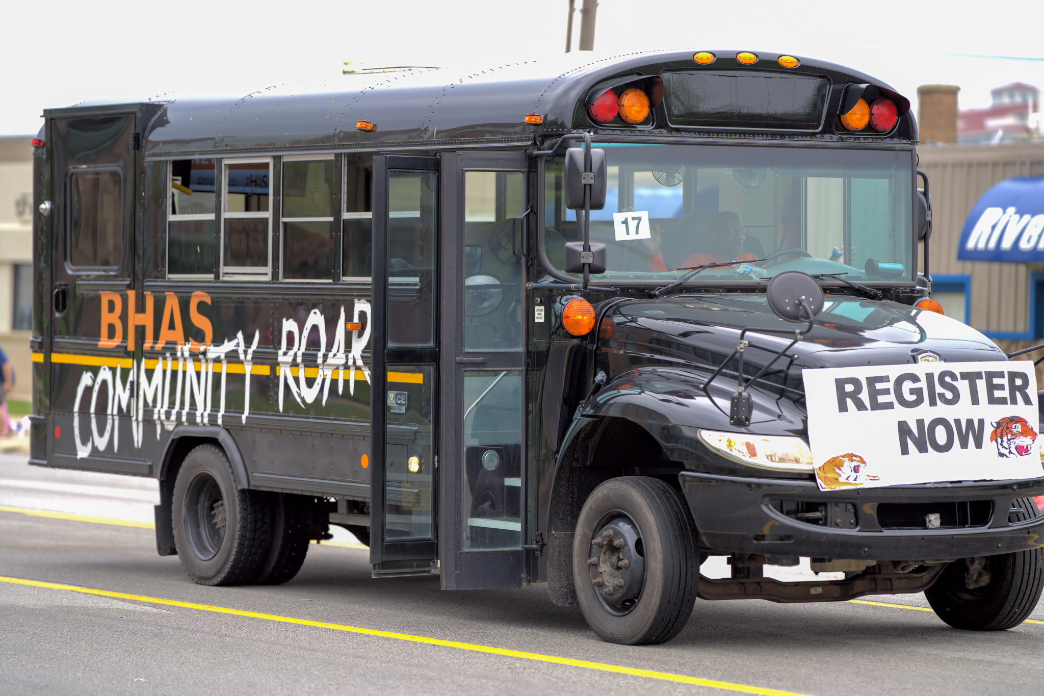 Community roar bus