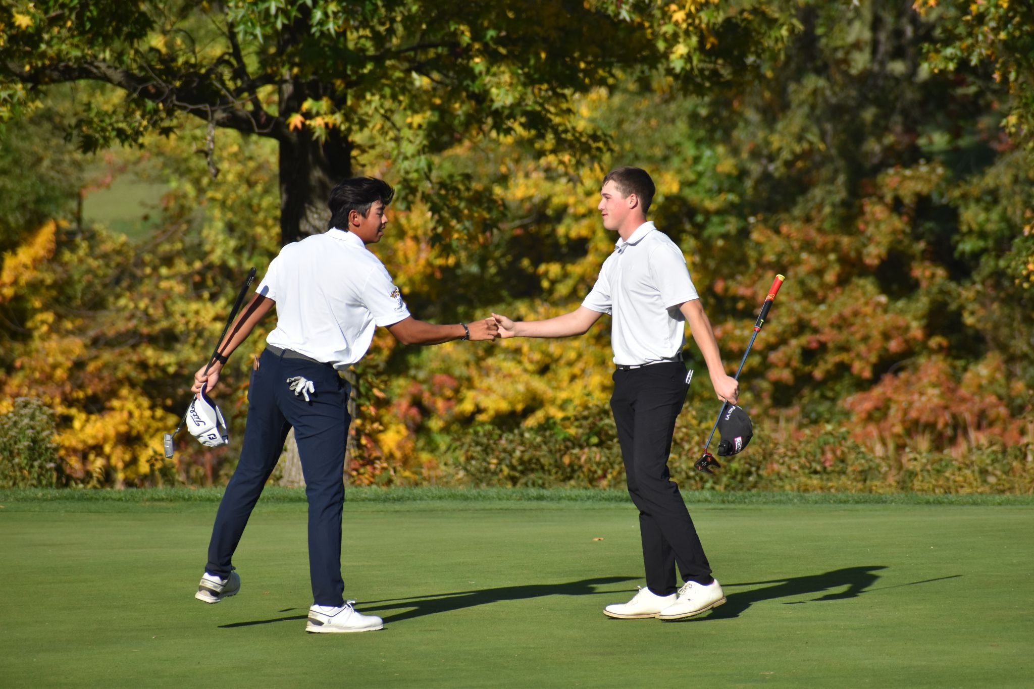 2 golf player stretching hands 