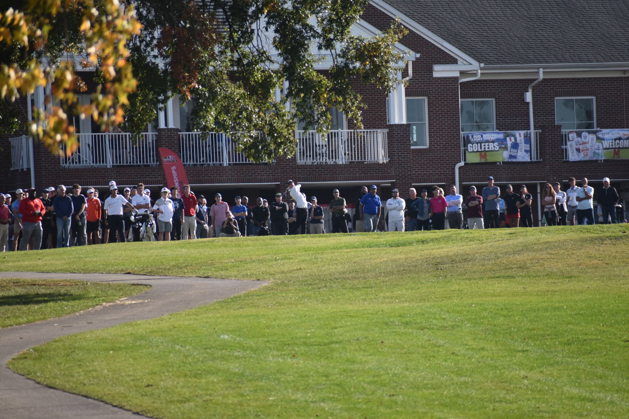 Golf facilities full of people 