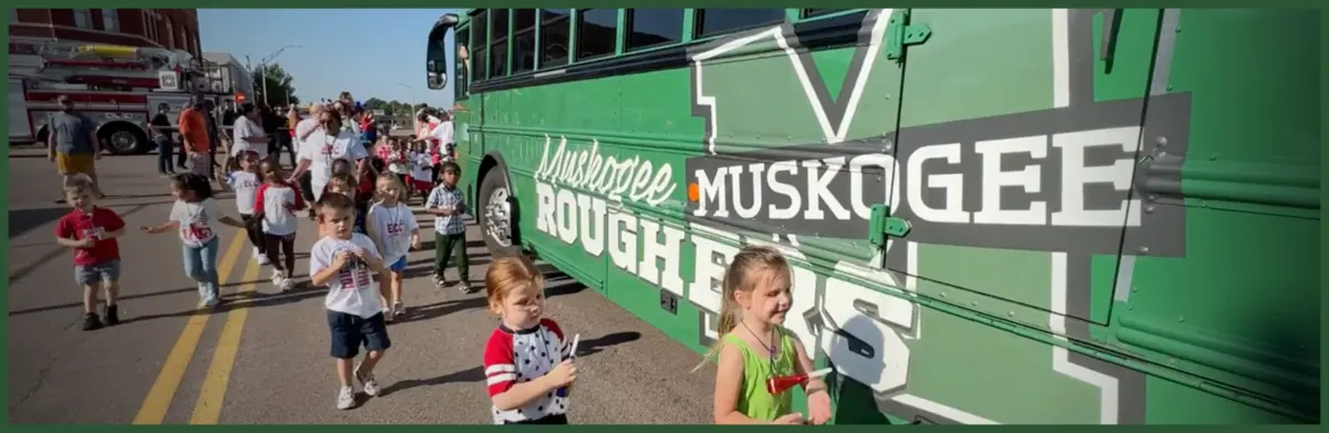 Kids getting in the bus 