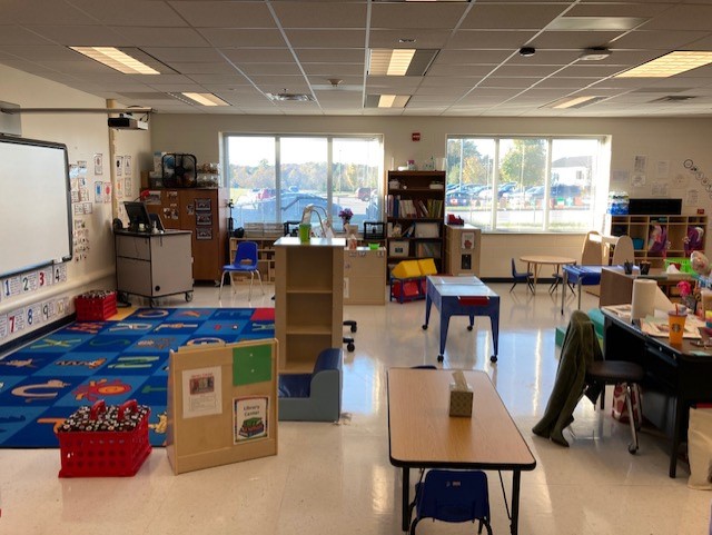 classroom full of objects and decorations