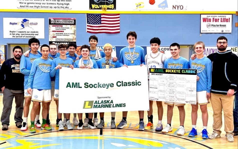 Basketball teamplayers lined up with coaches