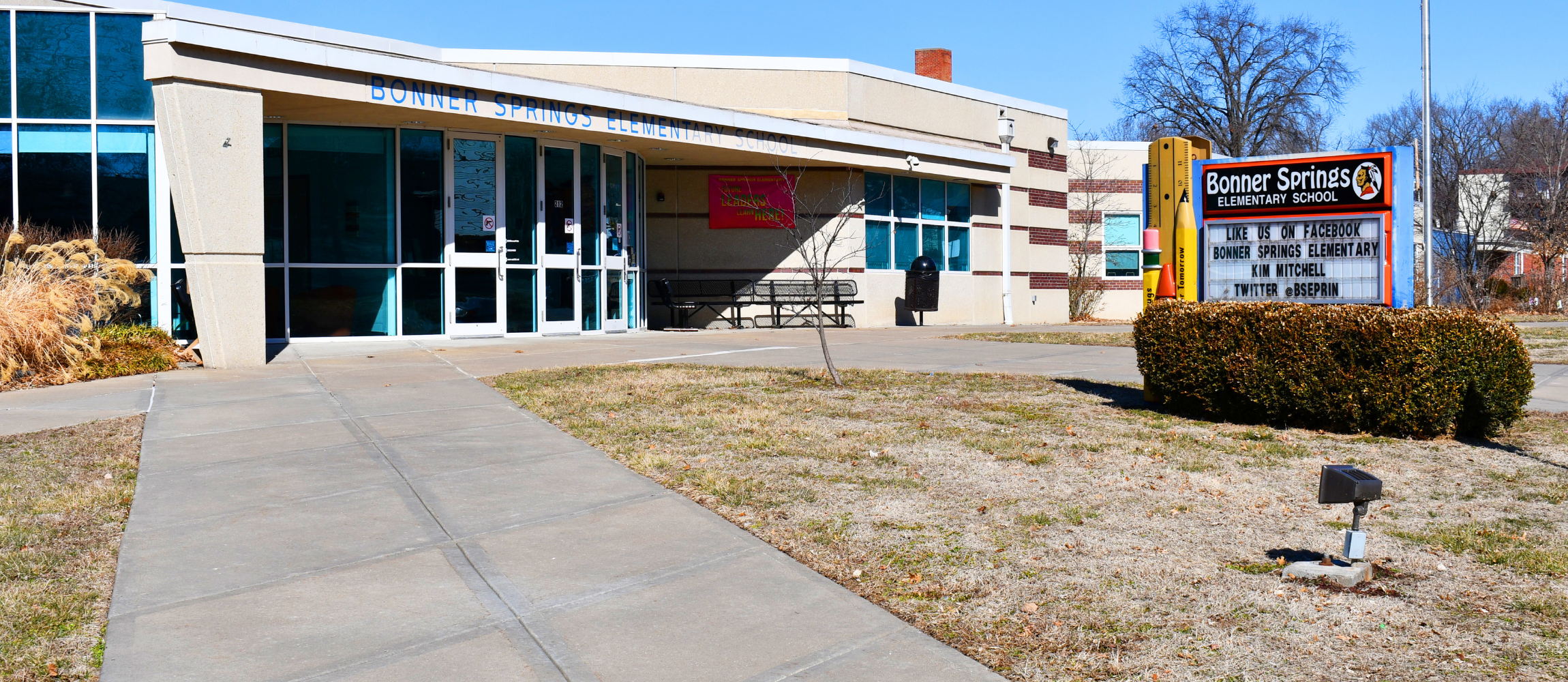 front of bonner springs elementary school building 