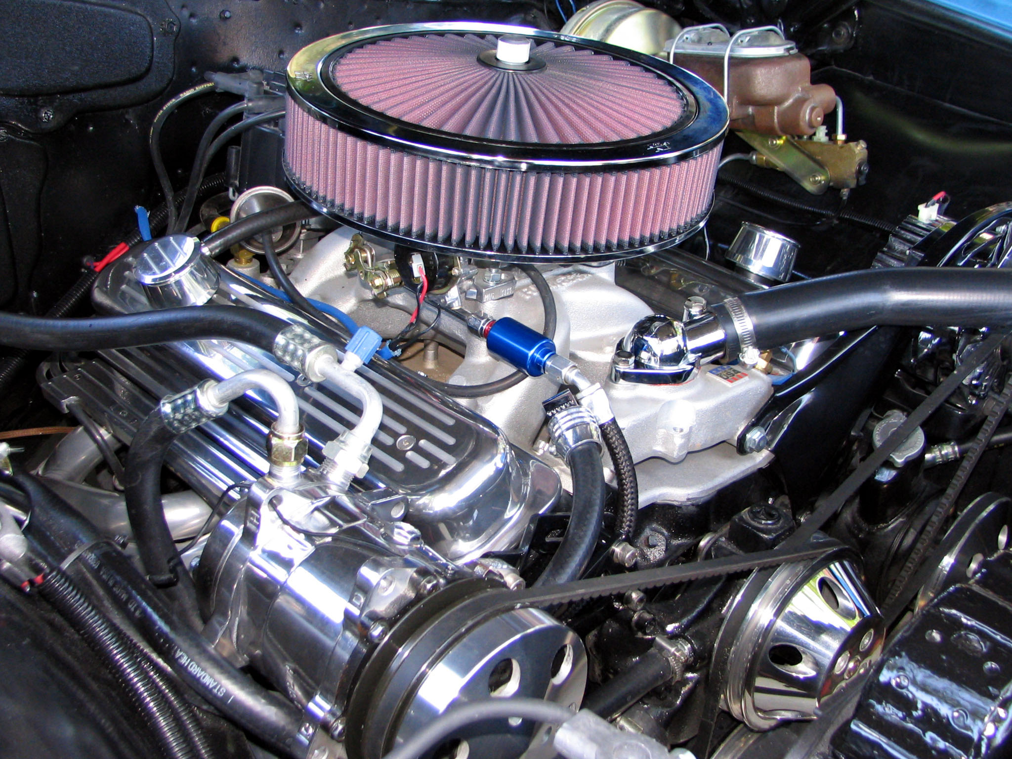 Car engine with carburetor 