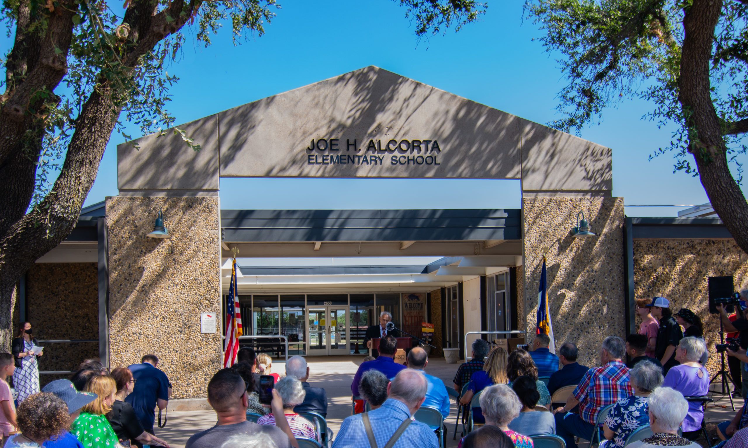 Front view of Alcorta ES during an event